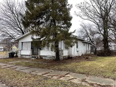 402 Douglas St, Bloomington, IL 61701 photo 2