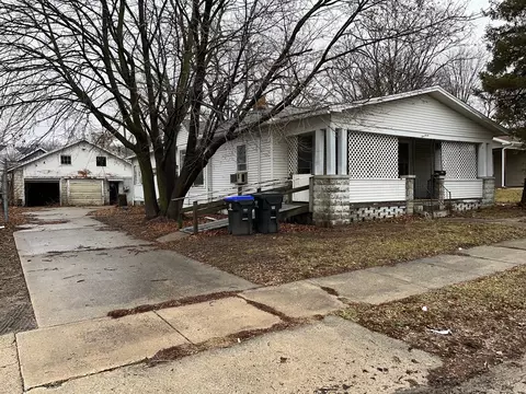 402 Douglas St, Bloomington, IL 61701 photo 3