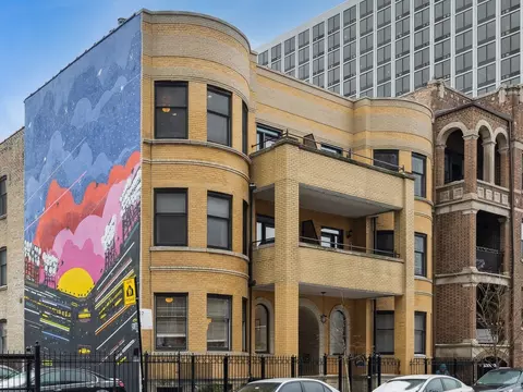 845 W Montrose Ave #2E, Chicago, IL 60613