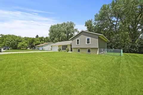 3902 Anne St, Mchenry, IL 60050 photo 2