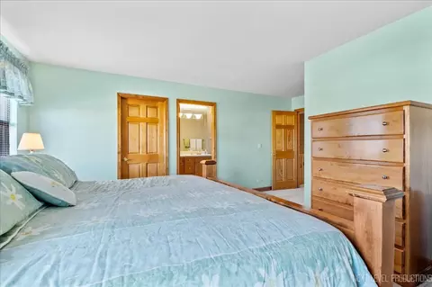 Bedroom - 1250 John Dr, Hoffman Estates, IL 60169 photo 1 of 4