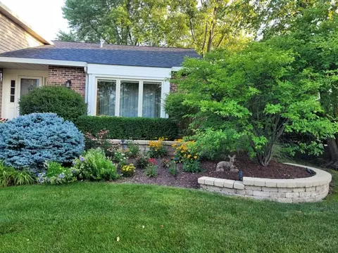 Exterior - 1250 John Dr, Hoffman Estates, IL 60169 photo 5 of 9