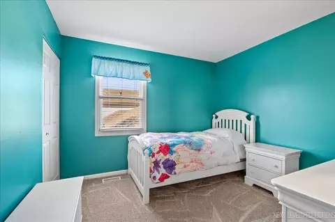 Bedroom - 1250 John Dr, Hoffman Estates, IL 60169 photo 3 of 4