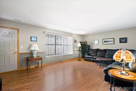 Living - 1250 John Dr, Hoffman Estates, IL 60169 photo 4 of 5