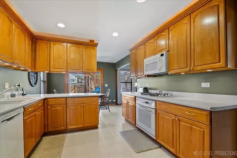 Kitchen - 1250 John Dr, Hoffman Estates, IL 60169 photo 1 of 2