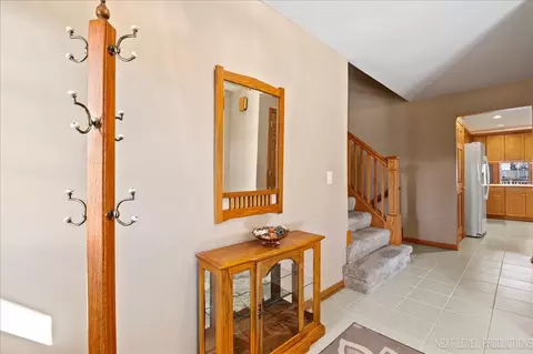Entry Way - 1250 John Dr, Hoffman Estates, IL 60169 photo 2 of 3