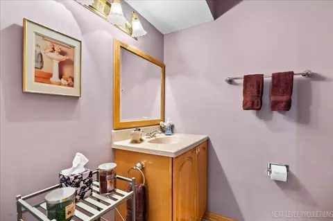 Bath - 1250 John Dr, Hoffman Estates, IL 60169 photo 1 of 3