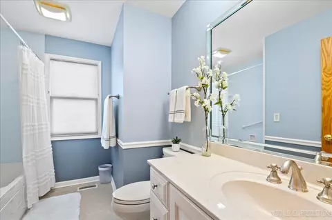 Bath - 1250 John Dr, Hoffman Estates, IL 60169 photo 3 of 3