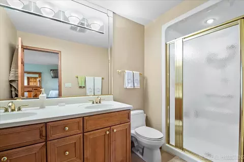 Bath - 1250 John Dr, Hoffman Estates, IL 60169 photo 2 of 3