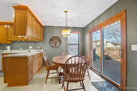 Dining - 1250 John Dr, Hoffman Estates, IL 60169 photo 2 of 2