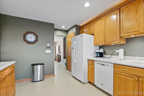Kitchen - 1250 John Dr, Hoffman Estates, IL 60169 photo 2 of 2