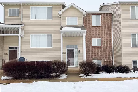 1913 Paddock Ct, Belvidere, IL 61008