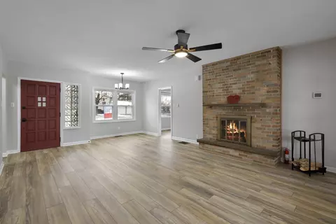 821 Orange St, Elgin, IL 60123 photo 8