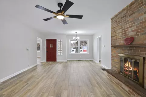 821 Orange St, Elgin, IL 60123 photo 9