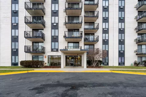9074 W Terrace Dr #3A, Niles, IL 60714