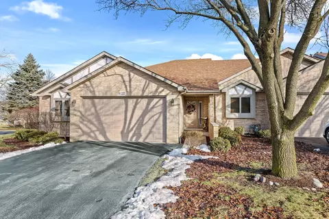 9 S227 Clarenbrook Ct, Willowbrook, IL 60527