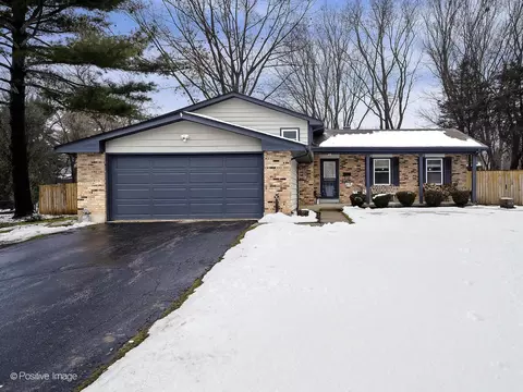 533 Homestead Ct, Algonquin, IL 60102