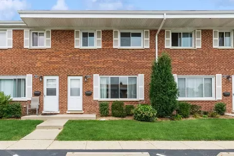 1204 N Boxwood Dr #A, Mount Prospect, IL 60056