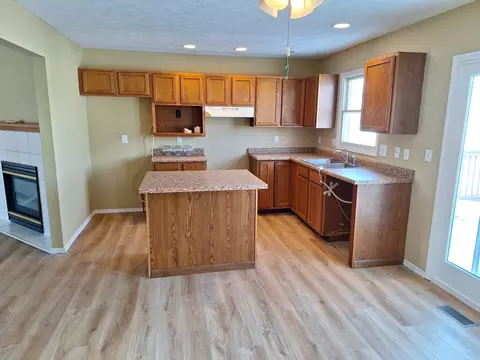 1310 Beacon Hill Ct, Normal, IL 61761 photo 2