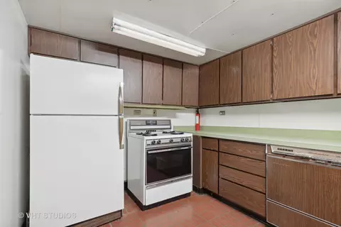 Kitchen - 835 Heather Rd, Deerfield, IL 60015 photo 3 of 3