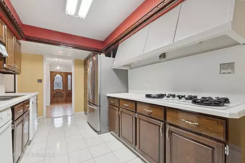 Kitchen - 835 Heather Rd, Deerfield, IL 60015 photo 2 of 3