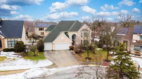 19 W124 Woodcreek Pl, Downers Grove, IL 60516