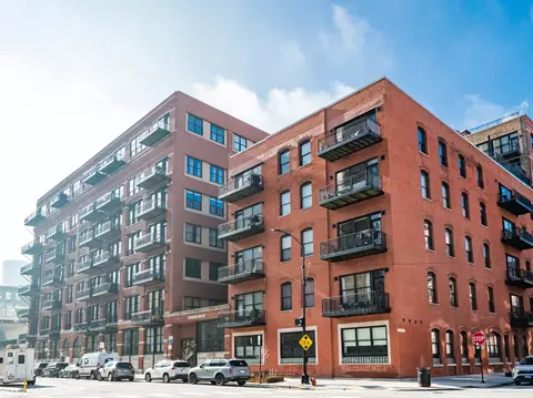 226 N Clinton St #313, Chicago, IL 60661