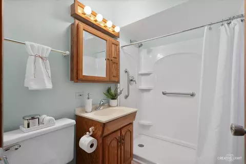 Bath - 534 Melrose Ct, Elgin, IL 60123 photo 1 of 4