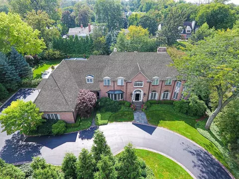 10 Meadowview Dr, Northfield, IL 60093
