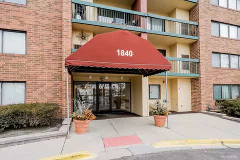 1840 Huntington Blvd #302, Hoffman Estates, IL 60169
