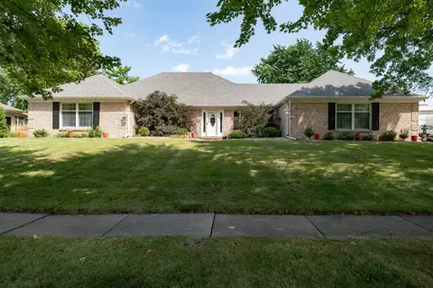 12 Canterbury Ct, Bloomington, IL 61701