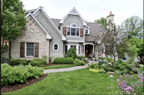 127 Tuttle Ave, Clarendon Hills, IL 60514