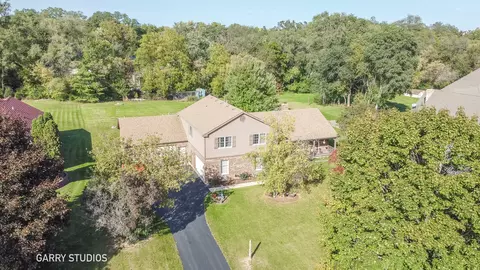 28824 W Rivers Edge Dr, Cary, IL 60013