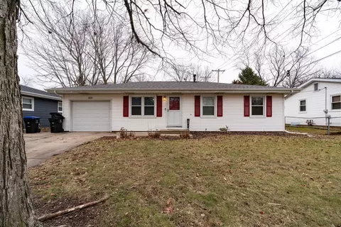 1205 Rutledge Rd, Bloomington, IL 61701