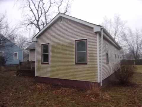 403 Elm St, Le Roy, IL 61752 photo 2