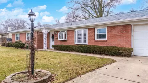 305 Granada Rd, Bloomington, IL 61701 photo 3