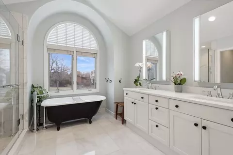 Bath - 399 Madison Ave, Glencoe, IL 60022 photo 1 of 4