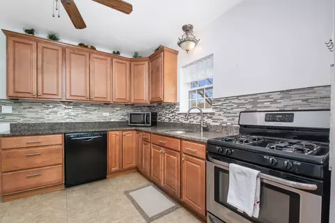 Kitchen - 406 Wabash St, Elgin, IL 60123 photo 3 of 4