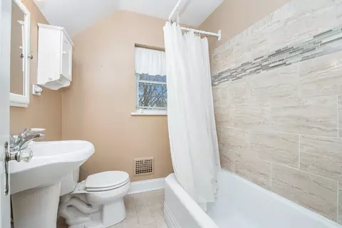 Bath - 406 Wabash St, Elgin, IL 60123 photo 1 of 1