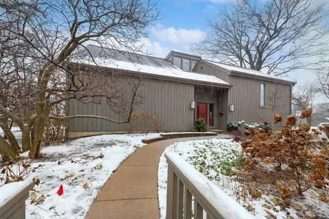 563 Woodview Rd #A, Lake Barrington, IL 60010