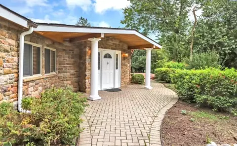 37 W Surrey Ln, Barrington Hills, IL 60010