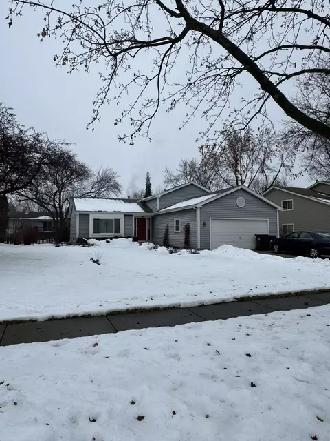 832 Boxwood Dr, Crystal Lake, IL 60014