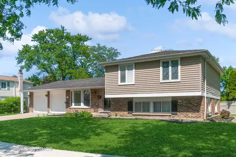 1618 W Lexington Dr, Arlington Heights, IL 60004