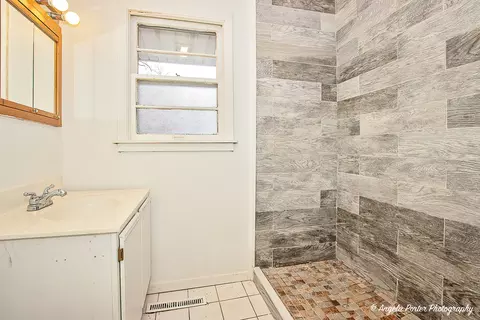 Bath - 5408 Circle Dr, Mchenry, IL 60050 photo 1 of 1