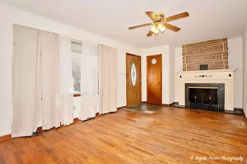 Living - 5408 Circle Dr, Mchenry, IL 60050 photo 1 of 2