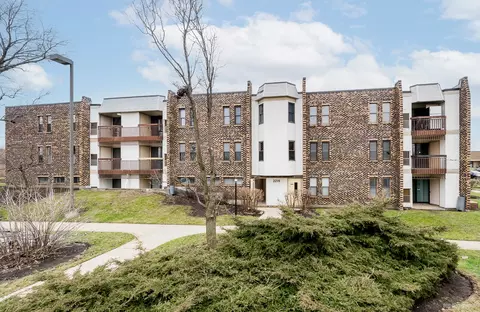2216 Country Club Dr #16, Woodridge, IL 60517
