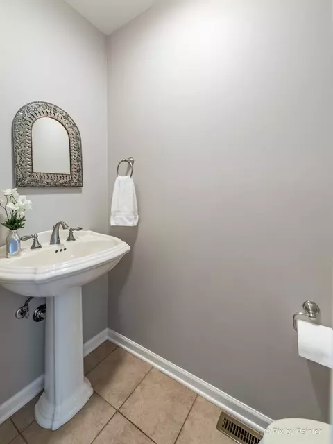 Bath - 1899 Kevin Ave, Elgin, IL 60123 photo 1 of 4