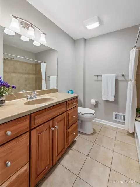 Bath - 1899 Kevin Ave, Elgin, IL 60123 photo 3 of 4