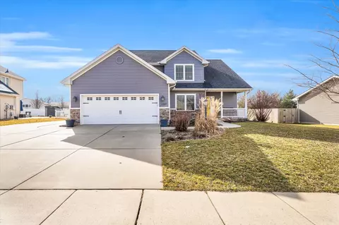 2307 Slade Ln, Mahomet, IL 61853