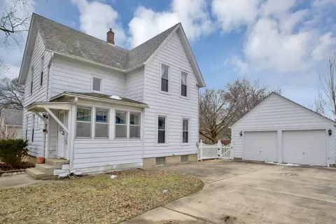 374 Silver St, Elgin, IL 60123